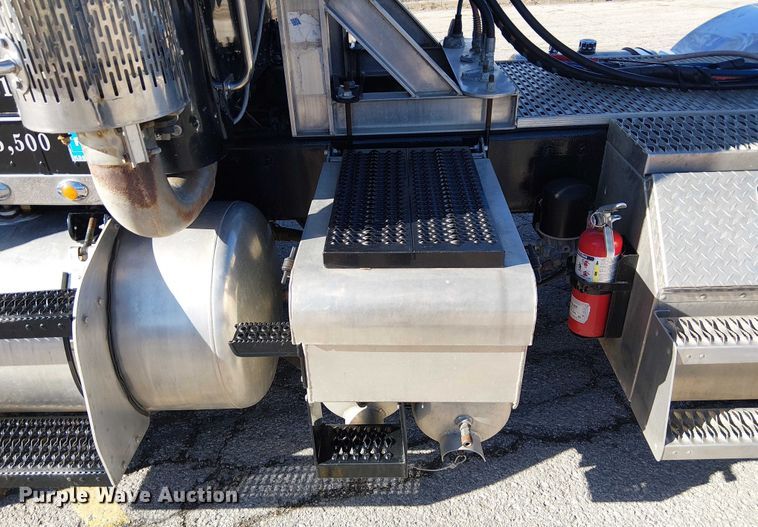 image for item FK0914 2002 Peterbilt 378 semi truck