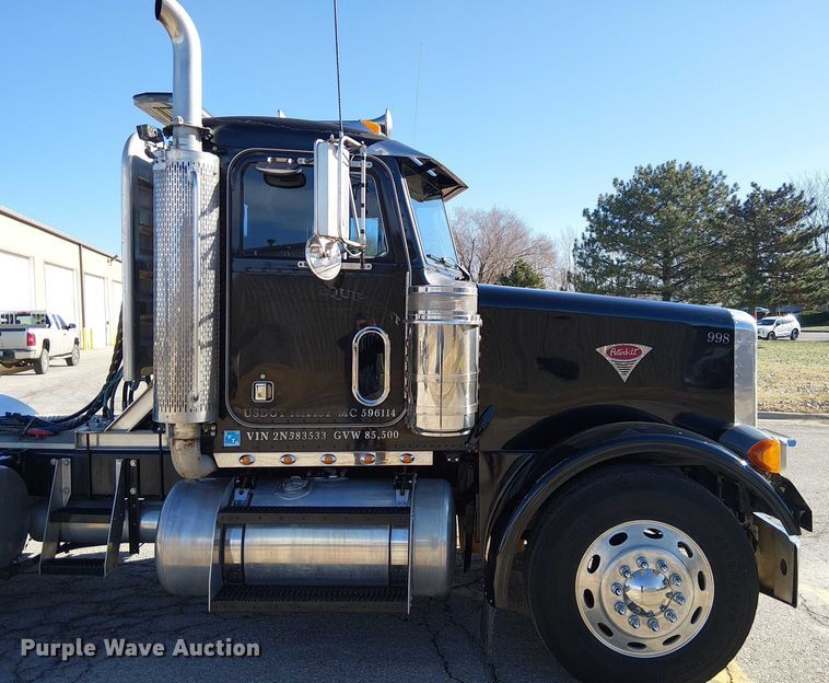 image for item FK0914 2002 Peterbilt 378 semi truck