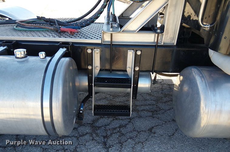 image for item FK0914 2002 Peterbilt 378 semi truck