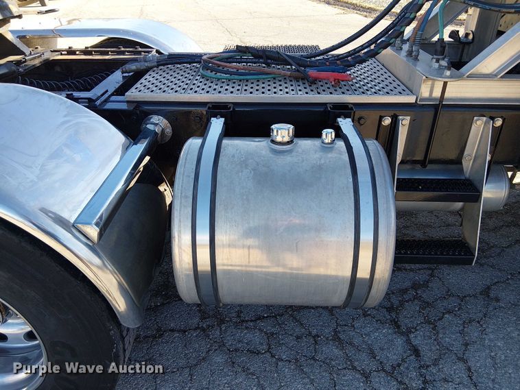 image for item FK0914 2002 Peterbilt 378 semi truck