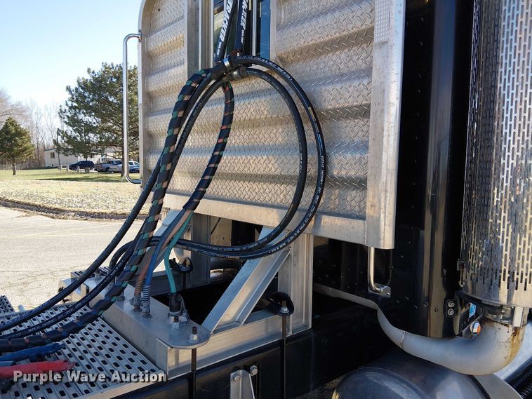 image for item FK0914 2002 Peterbilt 378 semi truck