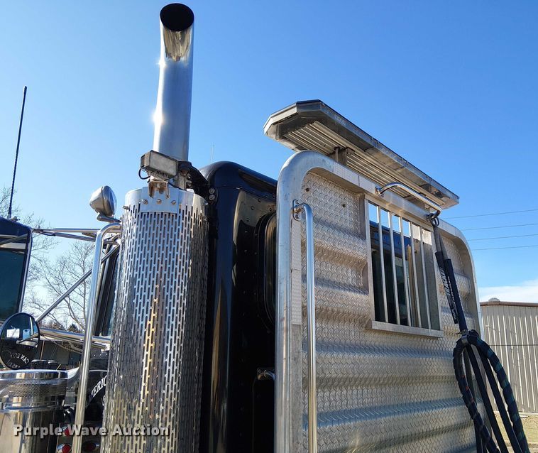 image for item FK0914 2002 Peterbilt 378 semi truck