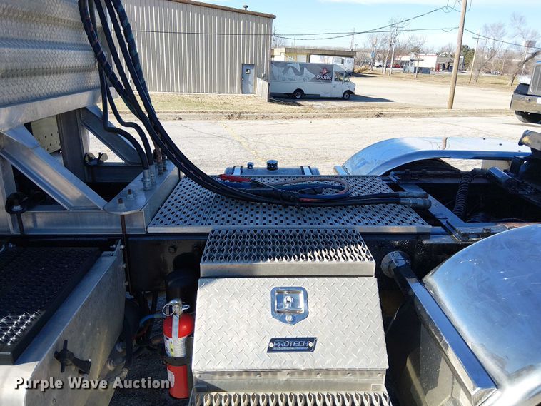 image for item FK0914 2002 Peterbilt 378 semi truck