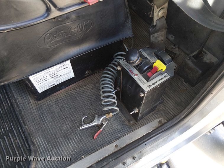 image for item FK0914 2002 Peterbilt 378 semi truck