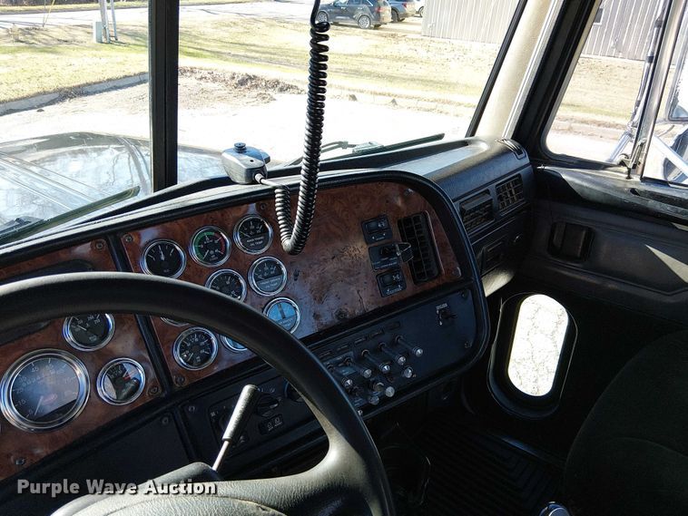 image for item FK0914 2002 Peterbilt 378 semi truck