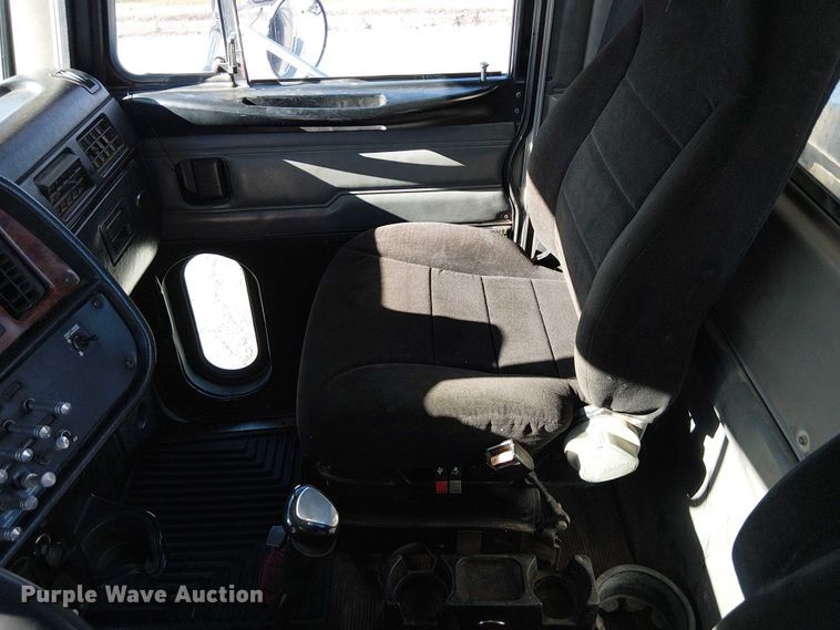 image for item FK0914 2002 Peterbilt 378 semi truck