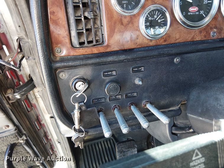 image for item FK0914 2002 Peterbilt 378 semi truck