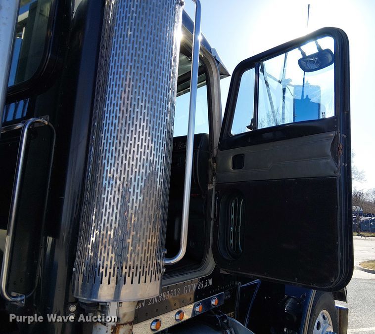 image for item FK0914 2002 Peterbilt 378 semi truck