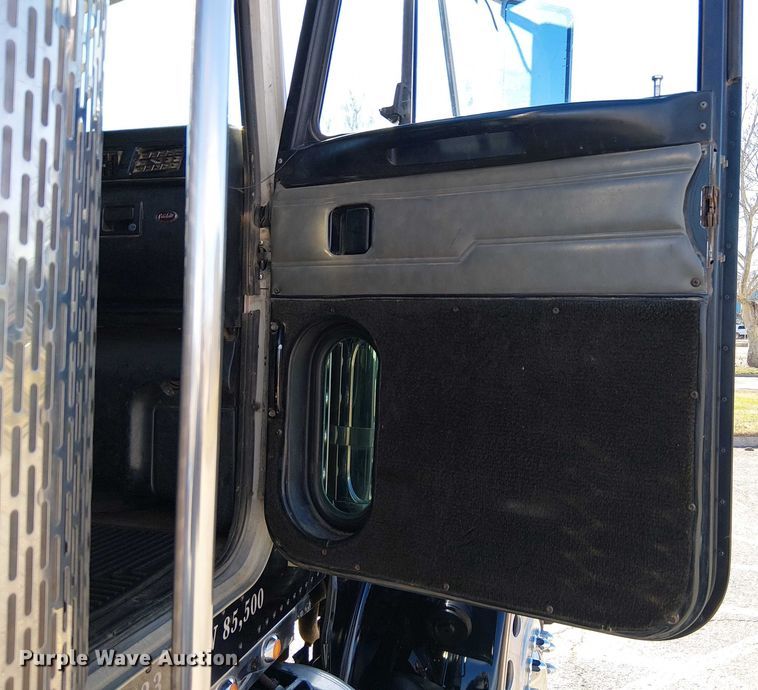 image for item FK0914 2002 Peterbilt 378 semi truck