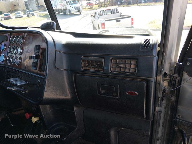 image for item FK0914 2002 Peterbilt 378 semi truck