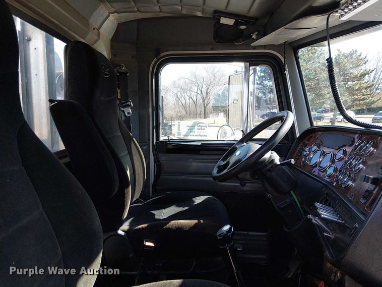 image for item FK0914 2002 Peterbilt 378 semi truck