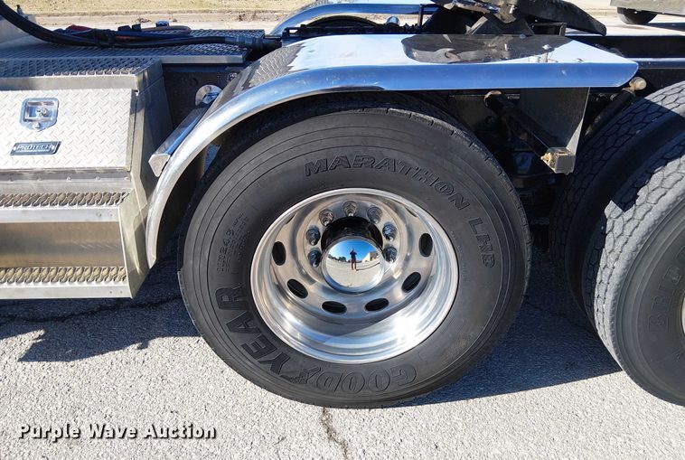 image for item FK0914 2002 Peterbilt 378 semi truck