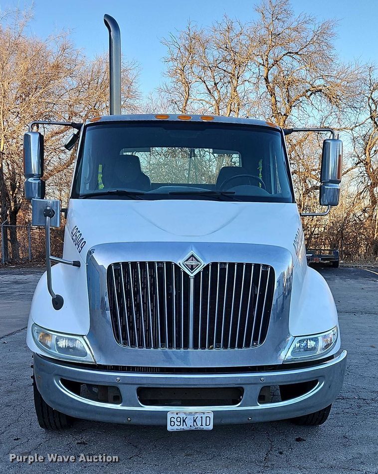 image for item FN5503 2005 International 8600 semi truck