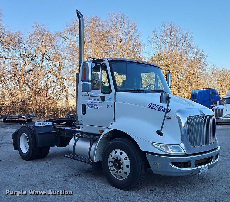 image for item FN5503 2005 International 8600 semi truck