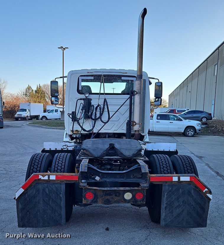 image for item FN5503 2005 International 8600 semi truck