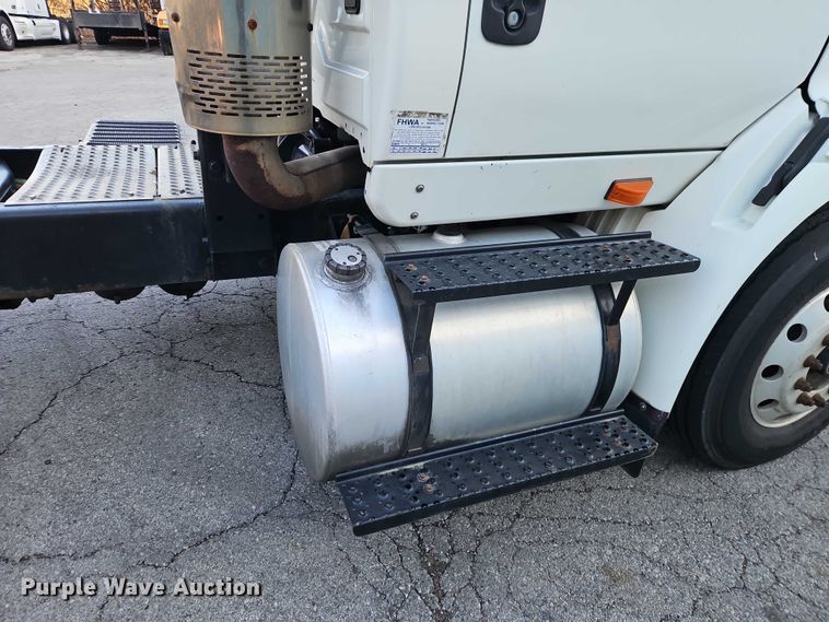 image for item FN5503 2005 International 8600 semi truck