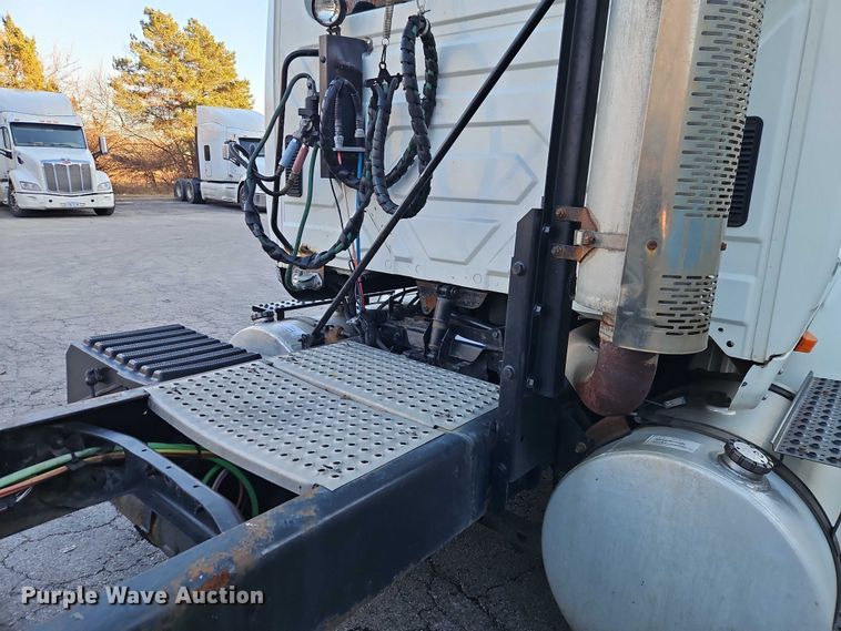 image for item FN5503 2005 International 8600 semi truck