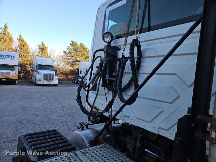 image for item FN5503 2005 International 8600 semi truck