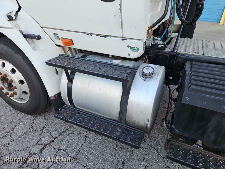 image for item FN5503 2005 International 8600 semi truck