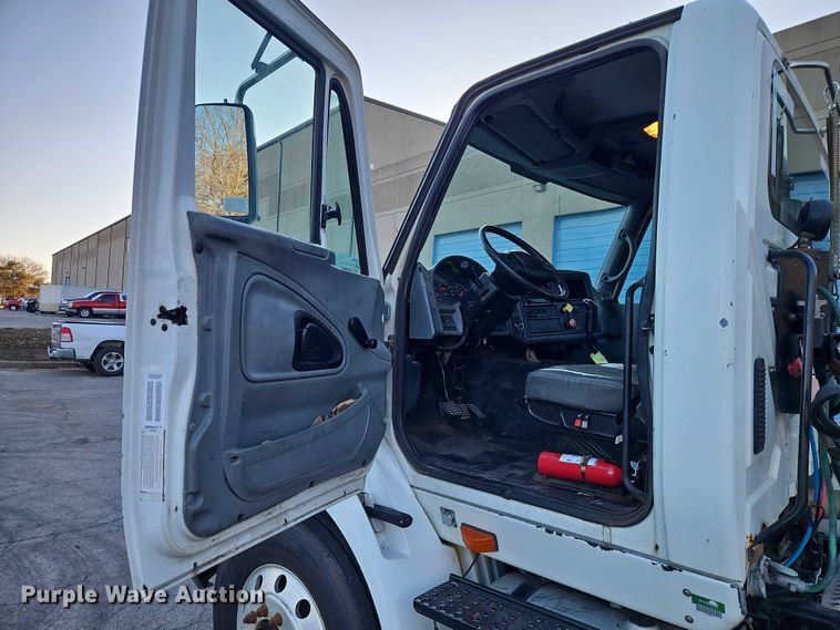 image for item FN5503 2005 International 8600 semi truck