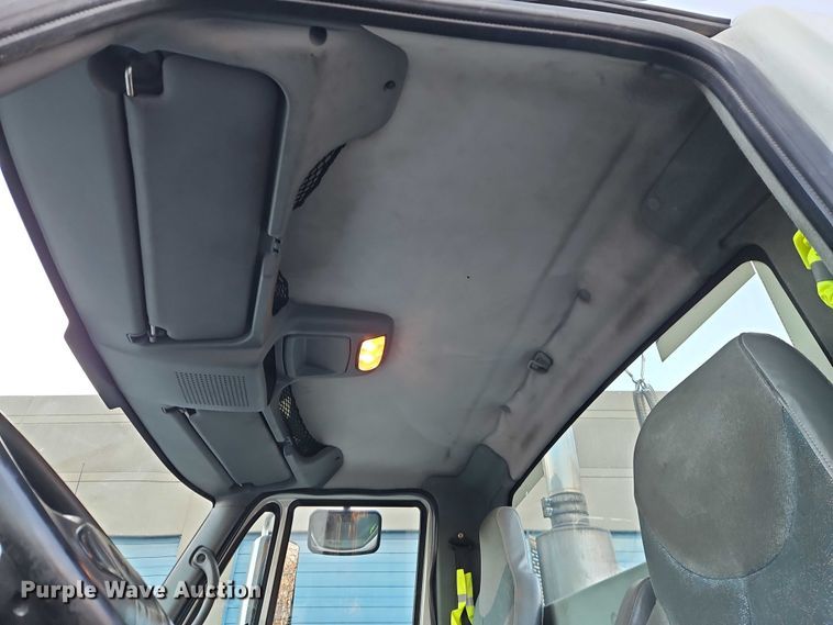 image for item FN5503 2005 International 8600 semi truck