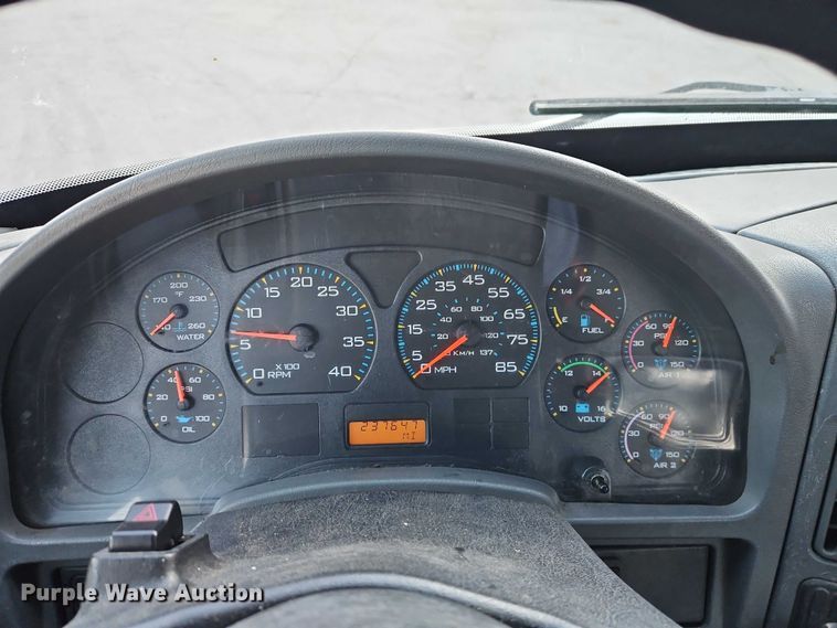 image for item FN5503 2005 International 8600 semi truck