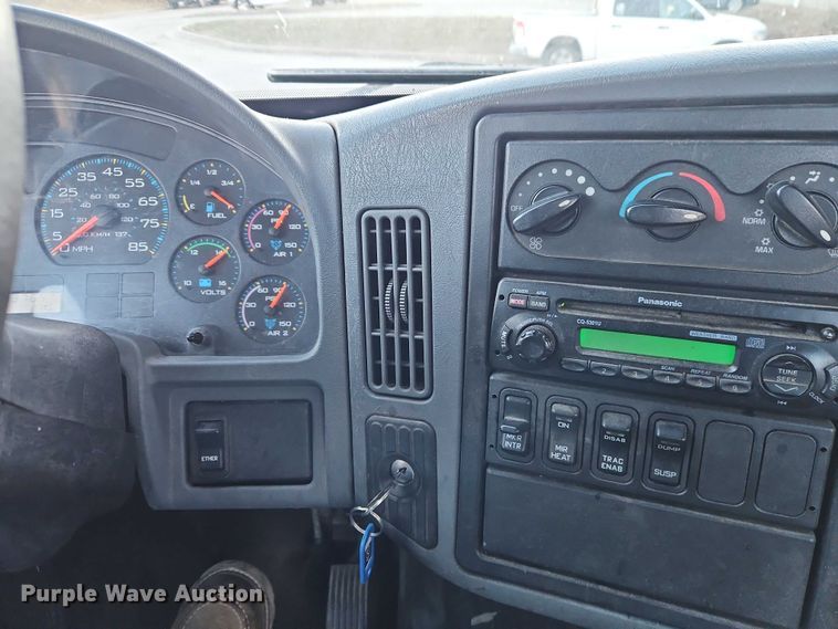 image for item FN5503 2005 International 8600 semi truck