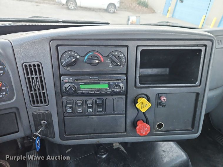 image for item FN5503 2005 International 8600 semi truck