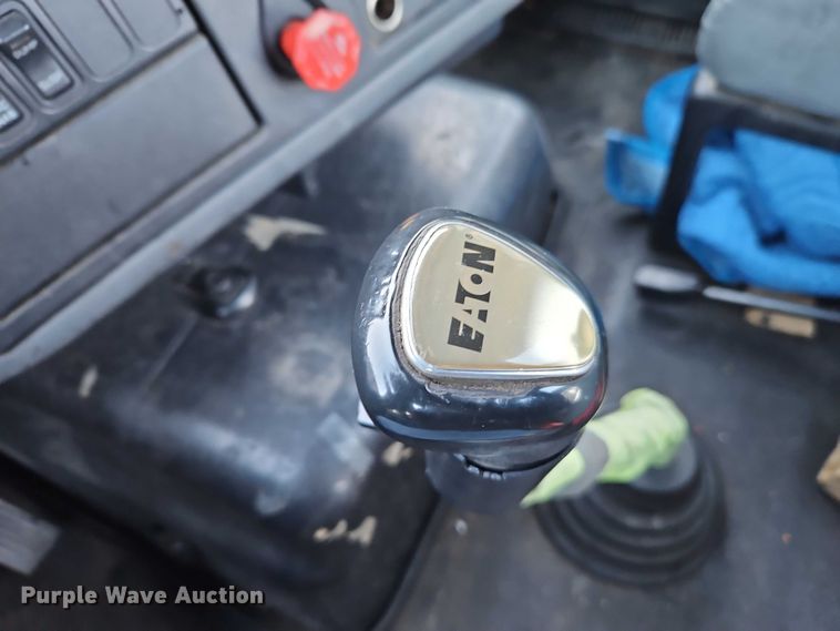 image for item FN5503 2005 International 8600 semi truck