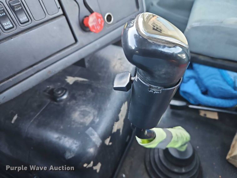 image for item FN5503 2005 International 8600 semi truck