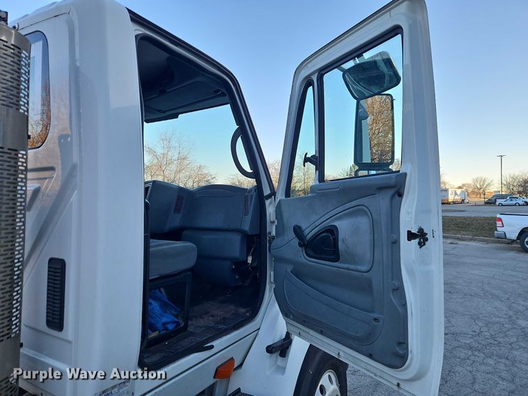 image for item FN5503 2005 International 8600 semi truck