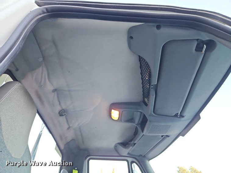 image for item FN5503 2005 International 8600 semi truck