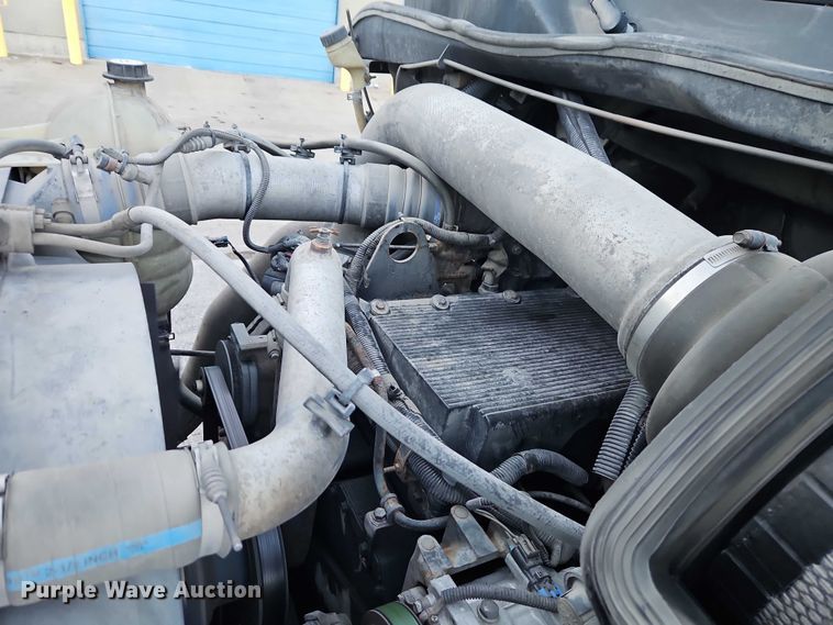 image for item FN5503 2005 International 8600 semi truck