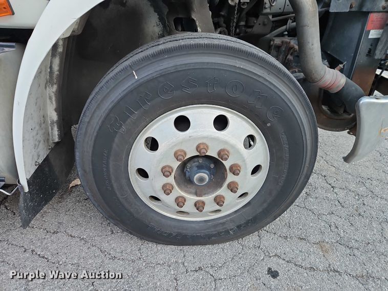 image for item FN5503 2005 International 8600 semi truck