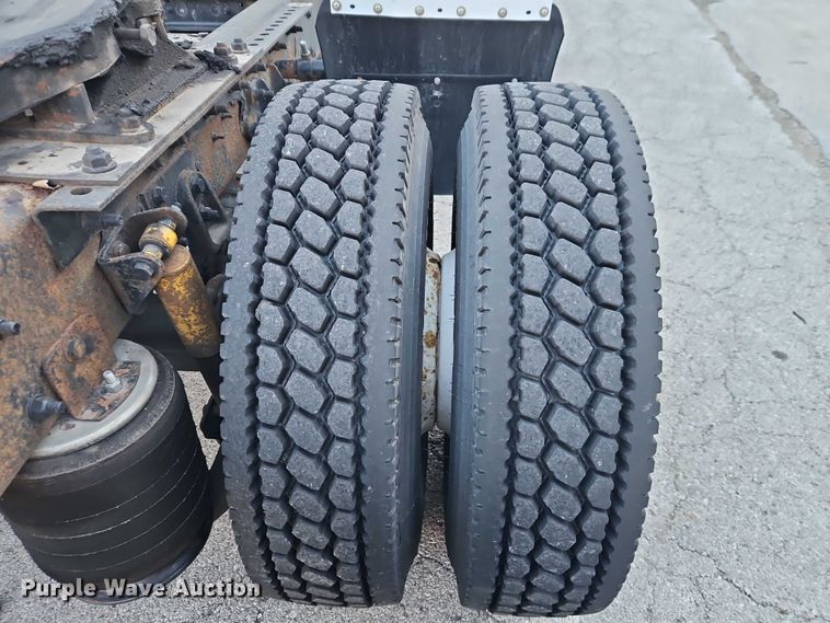 image for item FN5503 2005 International 8600 semi truck