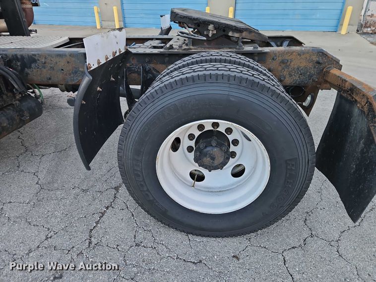 image for item FN5503 2005 International 8600 semi truck