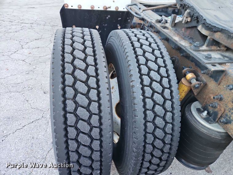 image for item FN5503 2005 International 8600 semi truck