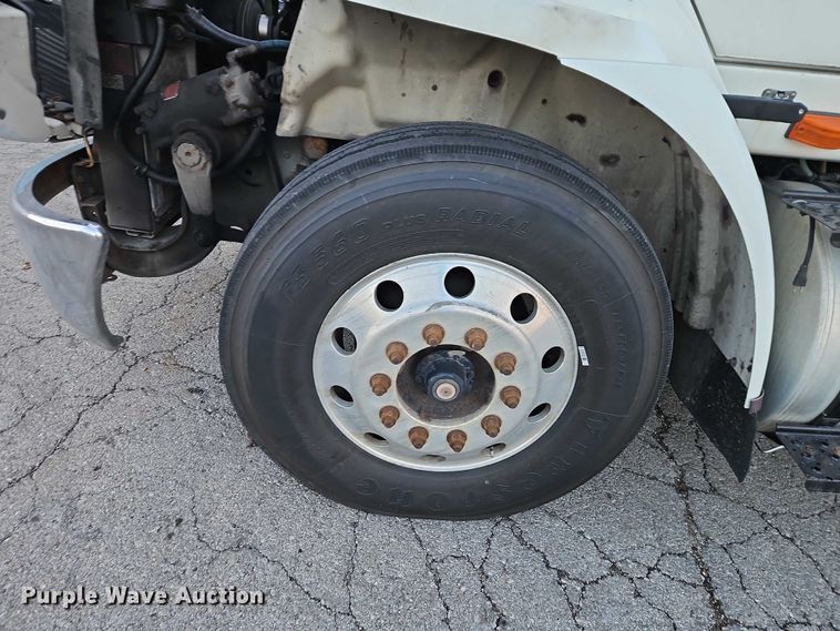 image for item FN5503 2005 International 8600 semi truck