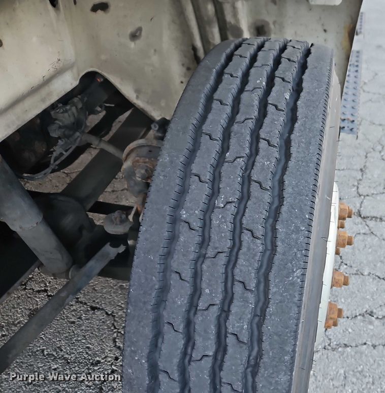 image for item FN5503 2005 International 8600 semi truck