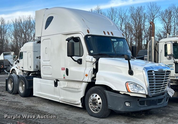 image for item YA0659 2016 Freightliner Cascadia semi truck