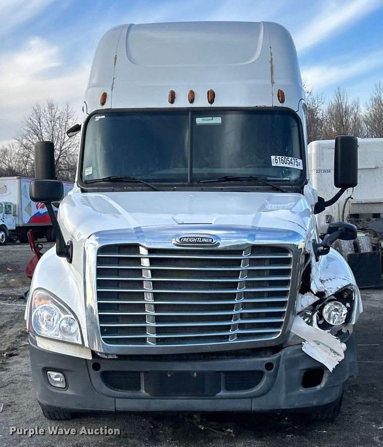 image for item YA0659 2016 Freightliner Cascadia semi truck