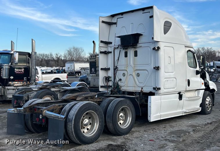 image for item YA0659 2016 Freightliner Cascadia semi truck