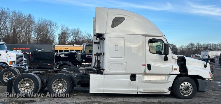 image for item YA0659 2016 Freightliner Cascadia semi truck