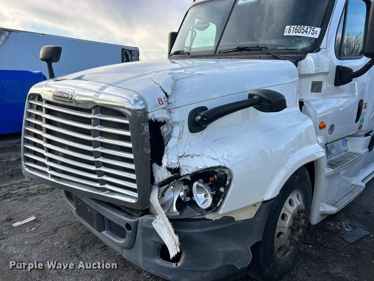 image for item YA0659 2016 Freightliner Cascadia semi truck