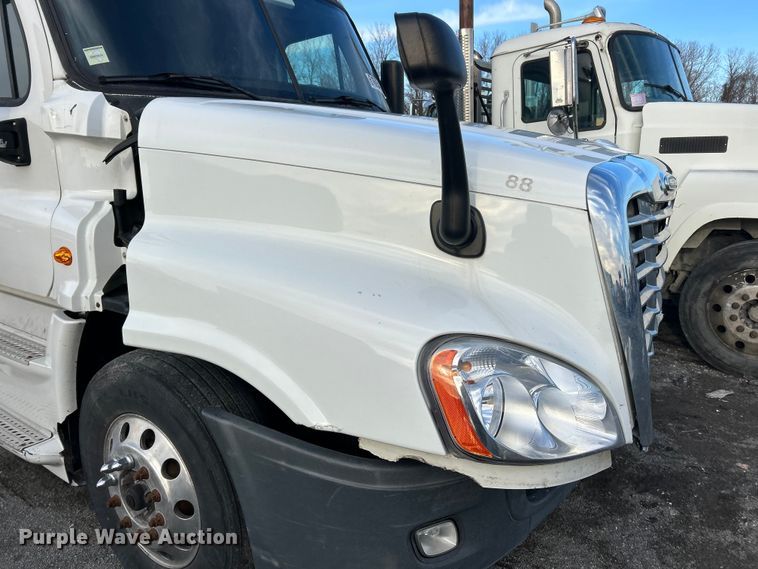 image for item YA0659 2016 Freightliner Cascadia semi truck