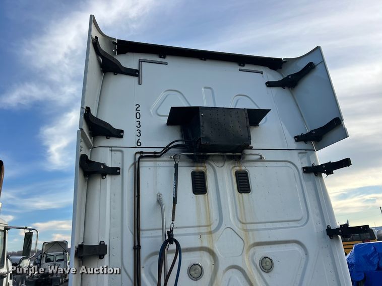 image for item YA0659 2016 Freightliner Cascadia semi truck