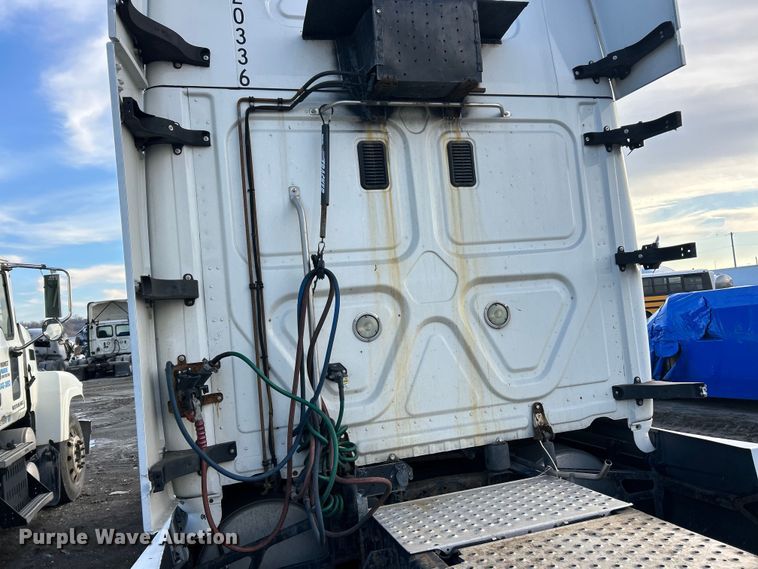 image for item YA0659 2016 Freightliner Cascadia semi truck