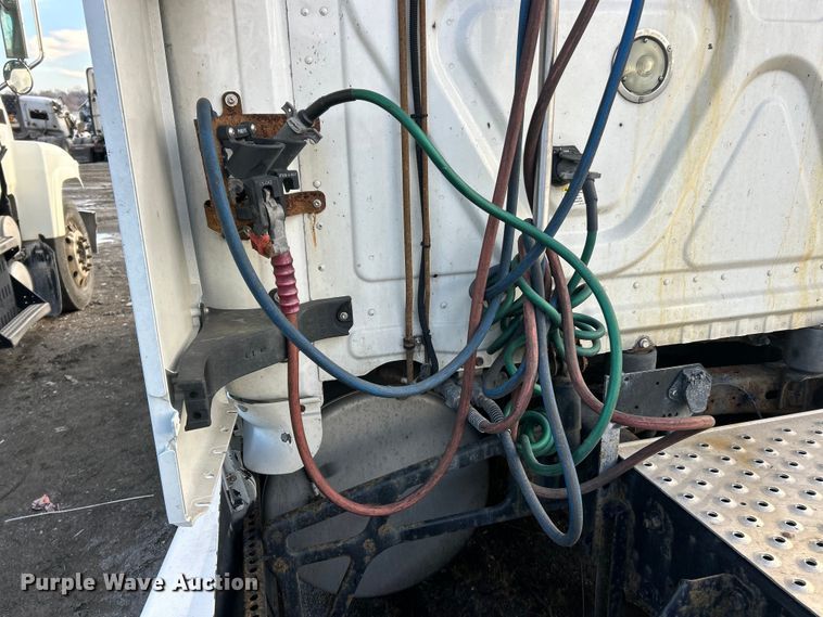 image for item YA0659 2016 Freightliner Cascadia semi truck