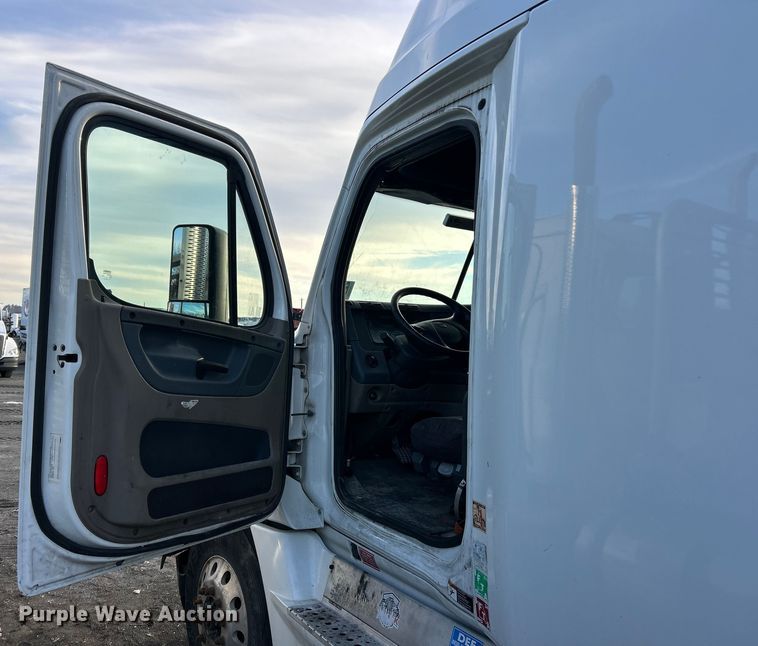 image for item YA0659 2016 Freightliner Cascadia semi truck