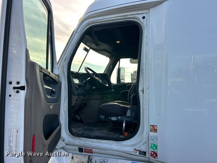 image for item YA0659 2016 Freightliner Cascadia semi truck